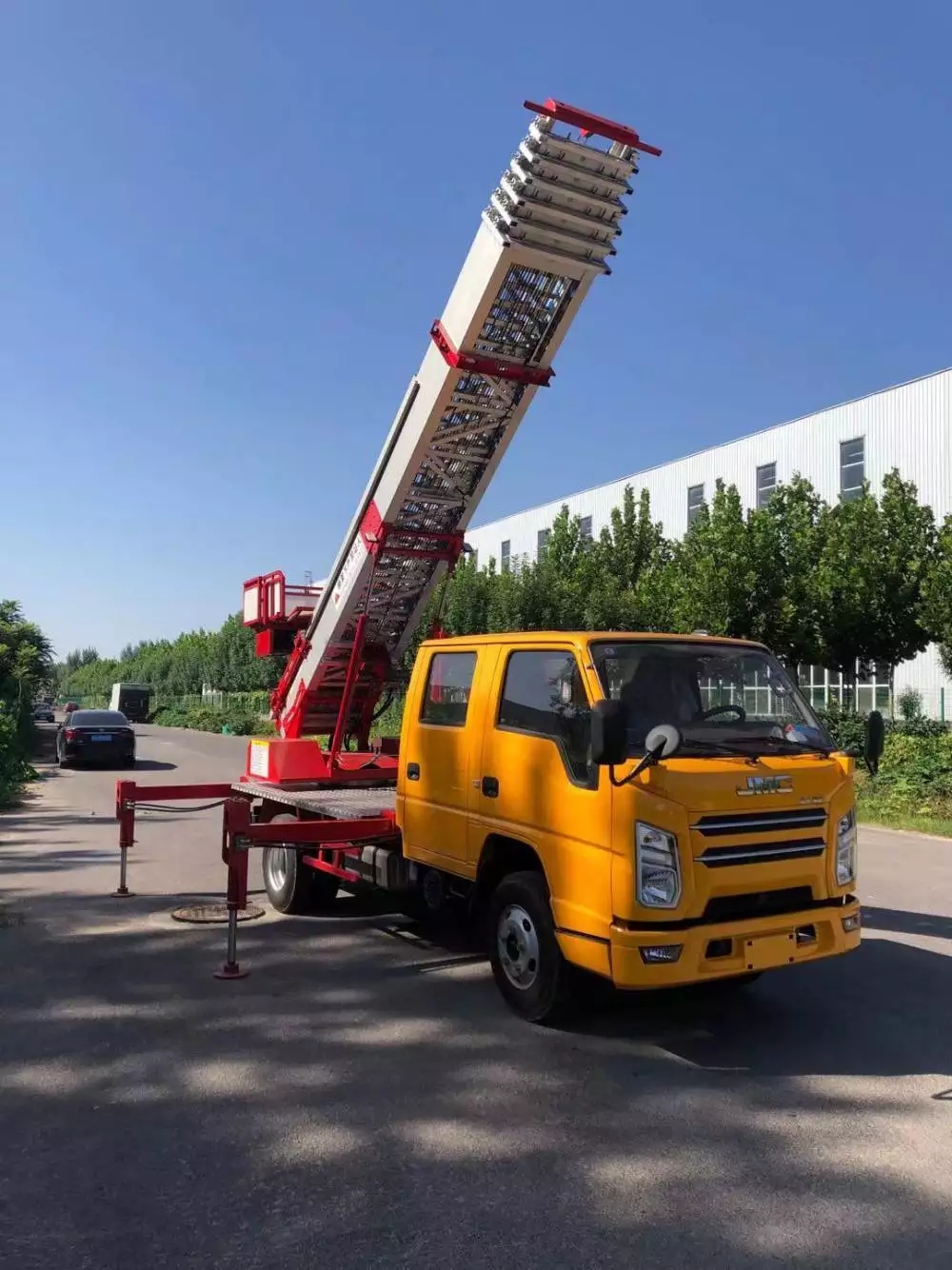 任丘附近的云梯车出租服务：轻松解决高空作业需求